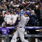 　ロッキーズ戦の９回、右前打を放つドジャース・大谷。昨季から５０試合連続出塁となった＝デンバー（共同）