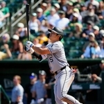 　アスレチックス戦の７回、２試合連続の本塁打となる７号ソロを放つホワイトソックス・村上＝サクラメント（共同）