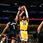 　ロケッツとのプレーオフ１回戦第１戦でシュートを放つレーカーズの八村（２８）＝ロサンゼルス（ＮＢＡＥ・ゲッティ＝共同）