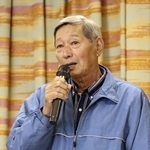 　福岡高裁判決を前に開かれた集会で発言する原告団長の佐藤英樹さん＝１１日、熊本県水俣市