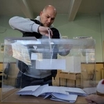 　１９日、ブルガリアの首都ソフィアで投票する男性（ＡＰ＝共同）