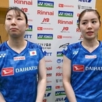 　バドミントンの日本代表合宿で取材に応じる志田千陽（右）と五十嵐有紗＝１９日、味の素ナショナルトレーニングセンター