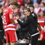 　ウォルフスブルク戦で指示を出すウニオン・ベルリンのマリールイーズ・エタ新監督（右）＝１８日、ベルリン（ゲッティ＝共同）