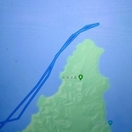 　観光船の航跡を表示させたタブレット端末の画面。知床岬の先端で折り返している（家族提供）