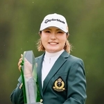 　通算１４アンダーで優勝し、トロフィーを手に笑顔の高橋彩華＝熊本空港ＣＣ