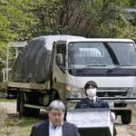 　安達優季容疑者の自宅から運び出される車＝１７日、京都府南丹市