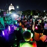 　国会前で憲法改正に抗議する人たち＝８日