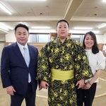 　雷部屋への入門を発表した垣添玄空。左は父で師匠の雷親方。右は母の栄美さん＝１９日、東京都墨田区の雷部屋