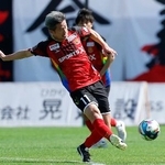 　福島-岐阜　前半、パスを出す福島・三浦＝とうスタ