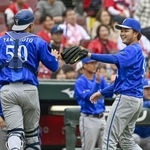 　１回のピンチを切り抜け、笑顔の石田裕（右）と山本のＤｅＮＡバッテリー。６回無失点で今季初勝利を挙げた＝マツダ