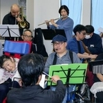 　尼崎ＪＲ脱線事故から２１年となるのを前に開かれたチャリティーコンサート＝１９日午後、兵庫県伊丹市