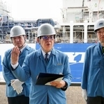 　建造中の大型アンモニア燃料船を視察し、記者団の取材に応じる金子国交相（中央）＝１９日午後、熊本県長洲町