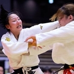 　決勝で米川明穂（右）と対戦する渡辺聖子。初優勝を果たした＝横浜武道館