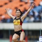 　女子走り幅跳び　６メートル３７で優勝した高良彩花＝神戸ユニバー記念競技場