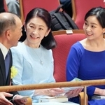 　「がん患者さんが歌う第九チャリティーコンサート」の会場に到着された秋篠宮妃紀子さまと次女佳子さま＝１９日午後、東京・池袋の東京芸術劇場（代表撮影）