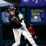 　８回ロッテ２死満塁、友杉が右前に２点打を放つ＝楽天モバイルパーク