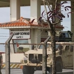 　米軍キャンプ・シュワブのゲート＝１６日、沖縄県名護市