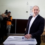 　ブルガリア議会選挙で投票するラデフ前大統領＝１９日、ソフィア（ロイター＝共同）