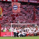 　ドイツ１部リーグで２連覇を決め、地元サポーターの前で記念撮影するバイエルン・ミュンヘンの選手たち＝１９日、ミュンヘン（ロイター＝共同）