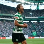 　ベンフィカとの「リスボン・ダービー」で今季初ゴールを決め、雄たけびを上げるスポルティングの守田英正＝１９日、リスボン（ゲッティ＝共同）