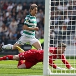 　スコットランド・カップ準決勝のセントミレン戦で先制ゴールを決めるセルティックの前田大然＝１９日、グラスゴー（ロイター＝共同）