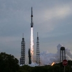 　ケープカナベラル宇宙軍基地から打ち上げられる大型ロケット「ニューグレン」＝１９日、フロリダ州ケープカナベラル（ロイター＝共同）