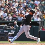 　アスレチックス戦の５回、８号２ランを放つホワイトソックス・村上＝サクラメント（共同）