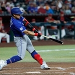 　ダイヤモンドバックス戦の３回、３号ソロを放つブルージェイズ・岡本＝フェニックス（共同）