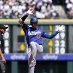 　ロッキーズ戦の３回、適時二塁打を放ちポーズをとるドジャース・大谷＝デンバー（共同）