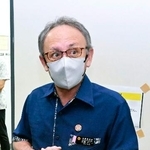 　記者団の取材に応じる沖縄県の玉城デニー知事＝２０日午前、沖縄県庁