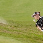 　最終ラウンド、７番でバンカーショットを放つ岩井千怜。通算１２アンダーで７位＝エルカバレロＣＣ（共同）