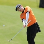 　最終ラウンド、７番で第３打を放つ勝みなみ。通算１２アンダーで７位＝エルカバレロＣＣ（共同）