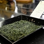 　静岡茶市場の「新茶初取引」で、１キロ１１８万円の最高値を付けた茶＝２０日午前、静岡市