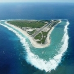 　東京都小笠原村の南鳥島（気象庁提供）