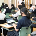 　全国学力テストで英語の調査に臨む生徒＝２０日午前、東京都内（代表撮影）
