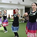 　今夏の初舞台に向け指導を受ける新人フラガール＝２０日午前、福島県いわき市