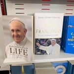　ローマの書店に並んだ前ローマ教皇フランシスコ関連の書籍＝１７日（共同）