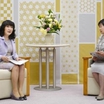 　面会する東京都の小池百合子知事（右）と片山財務相＝２０日午前、東京都庁