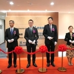 　開所式に出席した肥後銀行の岩下酉紀氏（左から３人目）ら＝２０日、台北市（共同）