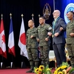 　大規模合同演習「バリカタン」の開幕式で、腕を組んで連帯を表す米国とフィリピンの軍高官ら＝２０日、マニラ（共同）