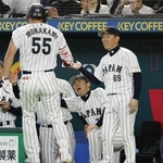 　ＷＢＣ１次リーグのチェコ戦で、満塁本塁打を放った村上を迎える井端監督（右端）＝３月、東京ドーム