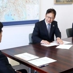 　福井県庁で大飯原発１、２号機の廃炉計画を報告する、関西電力の高畠勇人原子力事業本部長代理（中央）＝２０日午後