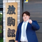 　放駒部屋の前でポーズをとる白神嶺治＝２０日、東京都足立区