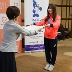 　名古屋市の杉野みどり副市長（左）から「名古屋市スポーツ栄誉賞」の表彰状を受け取る、スノーボード女子の深田茉莉選手＝２０日午後、名古屋市役所