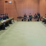 　高機動ロケット砲システム「ハイマース」射撃訓練の複数回実施を巡り、協議する防衛省の職員ら（左）と地元自治体の首長ら＝２０日午後、静岡県御殿場市