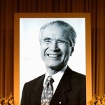 　「お別れの会」の祭壇に飾られた村山元首相の遺影＝２０日午後、東京都千代田区