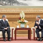 　中国の李強首相（右）と会談する河野洋平元衆院議長＝２０２５年６月、北京の人民大会堂（共同）