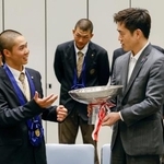 　選抜高校野球大会で優勝した黒川虎雅主将（左）ら大阪桐蔭の選手たちにねぎらいの言葉をかける大阪府の吉村洋文知事＝２０日午後、大阪府庁