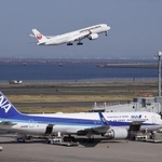 　全日本空輸と日本航空の旅客機＝１２日、羽田空港