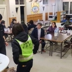 　津波警報を受けて避難所に集まった人たち＝２０日午後６時４３分、北海道大樹町